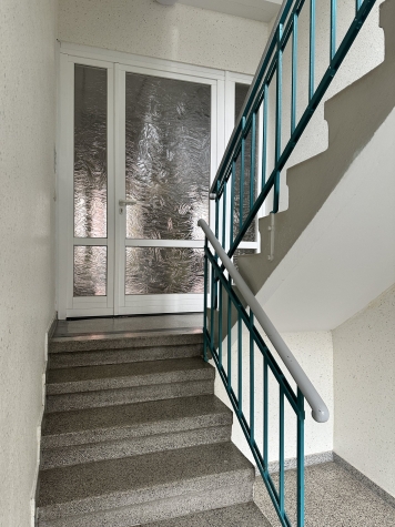 Perfekt für studentisches Wohnen in der Hochschulstadt Zwickau – Großes Potenzial in 1A-Lage - Treppenaufgang zu Praxis 1.OG (7664)