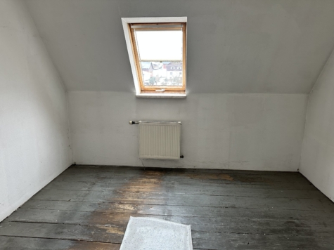 Sanierungsbedürftiges Mehrfamilienhaus mit 3 Wohneinheiten in Klingenthal! - Zimmer DG (11979)