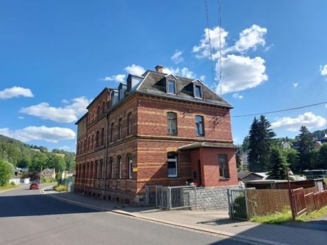 Sanierungsbedürftiges Mehrfamilienhaus mit 3 Wohneinheiten in Klingenthal! - Außenansicht (11956)