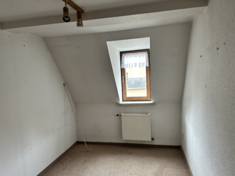 Sanierungsbedürftiges Mehrfamilienhaus mit 3 Wohneinheiten in Klingenthal! - Zimmer DG (11978)