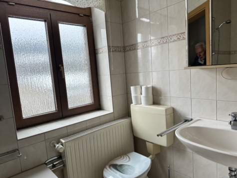Sanierungsbedürftiges Mehrfamilienhaus mit 3 Wohneinheiten in Klingenthal! - Tageslichtbad mit Wanne OG (11974)