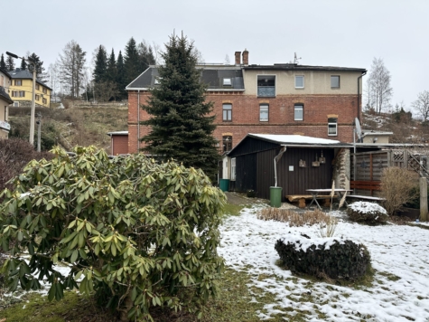 Sanierungsbedürftiges Mehrfamilienhaus mit 3 Wohneinheiten in Klingenthal! - Außenansicht (11966)