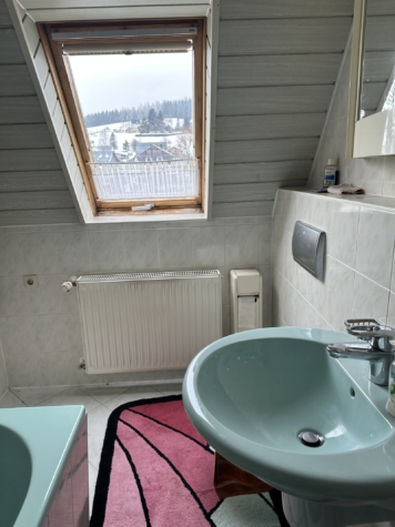 Sanierungsbedürftiges Mehrfamilienhaus mit 3 Wohneinheiten in Klingenthal! - Tageslichtbad mit Wanne DG (11976)