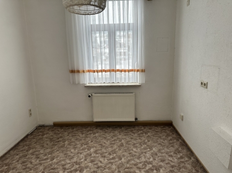 Sanierungsbedürftiges Mehrfamilienhaus mit 3 Wohneinheiten in Klingenthal! - Zimmer OG (11972)