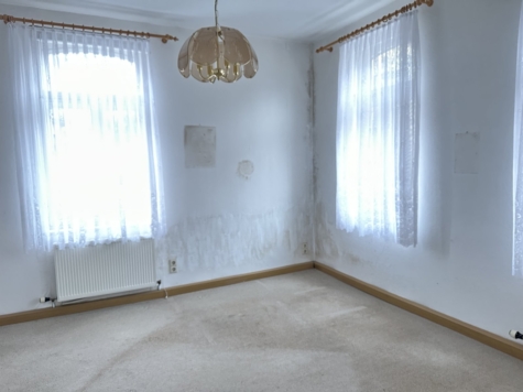 Sanierungsbedürftiges Mehrfamilienhaus mit 3 Wohneinheiten in Klingenthal! - Zimmer OG (11973)