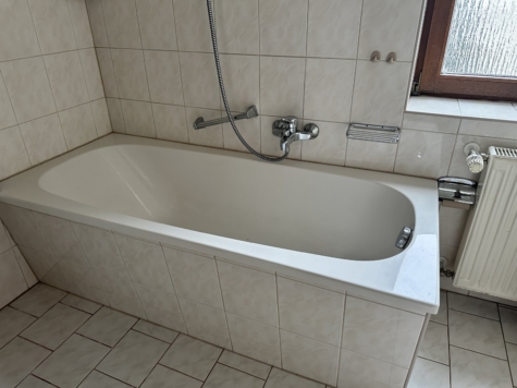 Sanierungsbedürftiges Mehrfamilienhaus mit 3 Wohneinheiten in Klingenthal! - Tageslichtbad mit Wanne OG (11975)