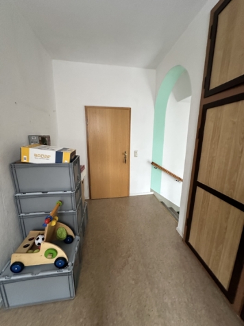 Sanierungsbedürftiges Mehrfamilienhaus mit 3 Wohneinheiten in Klingenthal! - Treppenhaus (11969)