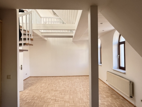 *Renovierte 4-Raum-Maisonettewhg. mit Balkon und EBK! Zentrumsnah!* - Wohnzimmer, Treppe (15097)