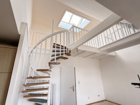 *Renovierte 4-Raum-Maisonettewhg. mit Balkon und EBK! Zentrumsnah!* - Wohnzimmer, Treppe (15096)