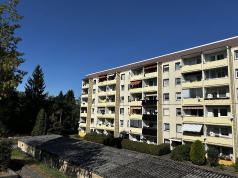 Modernisierte 3-Raum-Wohnung im 1. OG, Balkon u. Stellplatz - Rückansicht (595)