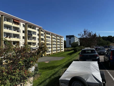 Modernisierte 3-Raum-Wohnung im 1. OG, Balkon u. Stellplatz - Parkplatz (594)