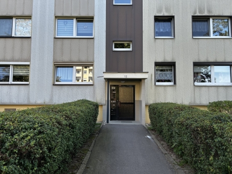 Modernisierte 3-Raum-Wohnung im 1. OG, Balkon u. Stellplatz - Hauseingang (590)