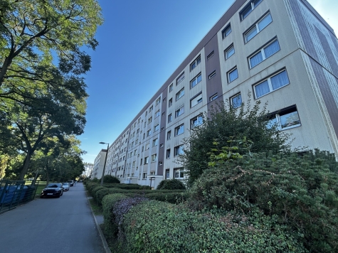 Modernisierte 3-Raum-Wohnung im 1. OG, Balkon u. Stellplatz - Vorderansicht (589)