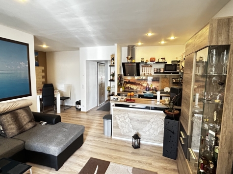 Modernisierte 3-Raum-Wohnung im 1. OG, Balkon u. Stellplatz - Wohnzimmer mit Kochniesche (575)