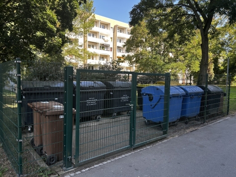 Modernisierte 3-Raum-Wohnung im 1. OG, Balkon u. Stellplatz - Mülltonnen Platz (591)