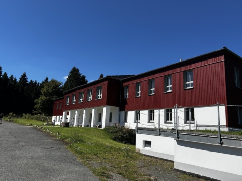 Sanierungsbedürftiges, unberäumtes Ferienhaus mit Garten und Stellplatz in ruhiger Lage! - Mineralienzentrum (9475)