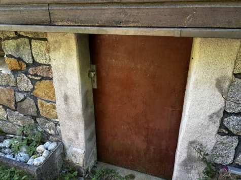 Sanierungsbedürftiges, unberäumtes Ferienhaus mit Garten und Stellplatz in ruhiger Lage! - Kellertür (9463)