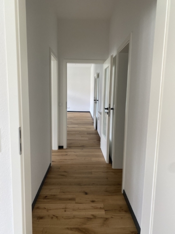 Moderne 3-Zimmer-Wohnung mit Balkon u. EBK in Zwickau-Pölbitz! - Flur (13177)