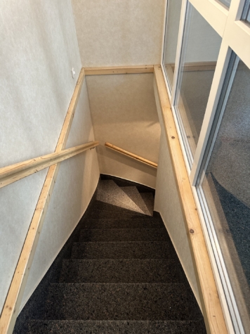 Aus Geschäftshaus wird Traumhaus! Attraktive Immobilie mit Wohnkonzept - Treppe zum OG (15460)