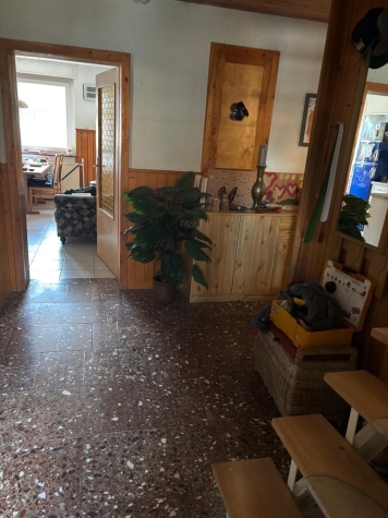 Einzigartiges Anwesen mit Wohnhaus, Gewerbeflächen, Ferienwohnungen und großem Naturareal! - Flur EG (5805)