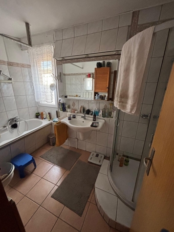 Einzigartiges Anwesen mit Wohnhaus, Gewerbeflächen, Ferienwohnungen und großem Naturareal! - Badezimmer (5809)