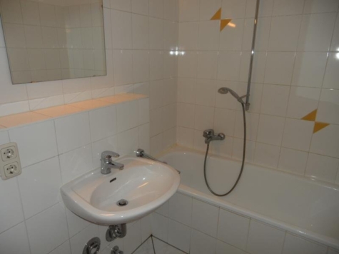 Helle 2-Raum-Wohnung mit Südbalkon und Stellplatz! Vermietet! - Bad mit Wanne (9274)
