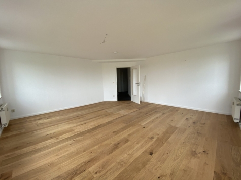 Ab 1.9.26! Zentrumsnahe 3-Raumwohnung mit moderner EBK in Zwickau! - helles Wohnzimmer (7865)