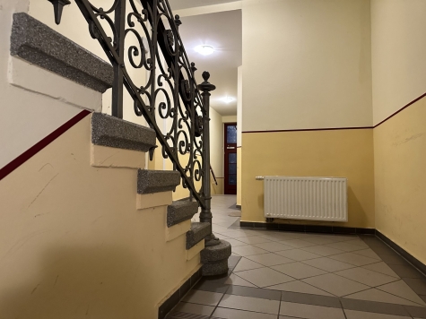 Zentrumsnahe 2-Raum-Wohnung mit Balkon! Vermietet! - Treppenhaus (3877)