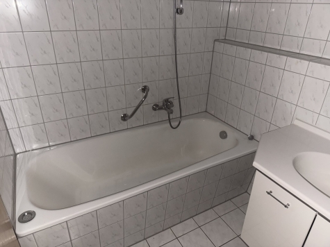 Frisch sanierte 3-Raumwohnung mit Balkon, TG-Stellpl. & Fahrstuhl! - Bad mit Wanne (6851)