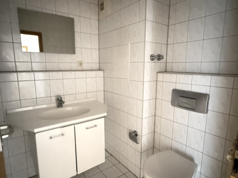 Frisch sanierte 3-Raumwohnung mit Balkon, TG-Stellpl. & Fahrstuhl! - Bad mit Wanne (6852)