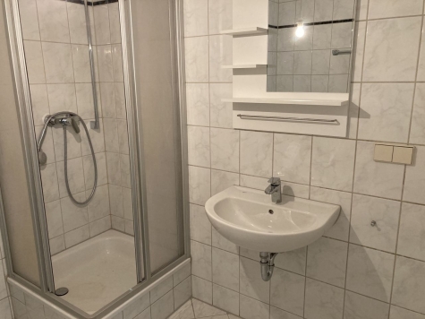 Zentrumsnahe 1-Raumwohnung mit Einbauküche! Vermietet! - Badezimmer mit Dusche (6496)