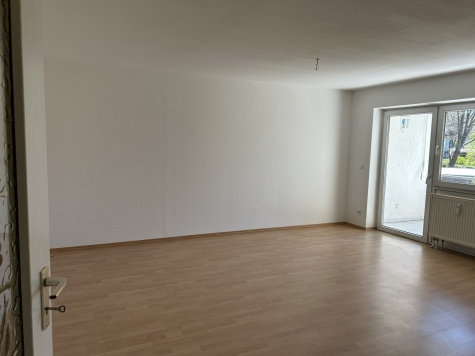 3-Raum-Wohnung Nähe Muldenaue. 1.OG, Balkon, TG-Stellplatz - Wohnzimmer (5836)