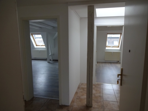Großzügige 4-Zimmer-Maisonettewhg. mit Balkon und Gäste-WC! - Flur (11360)