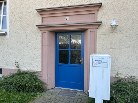 Zentrumsnahe 2-Raum-Whg.! Tageslichtbad, Balkon mit Blick ins Grüne; Vermietet! - Hauseingang (14394)
