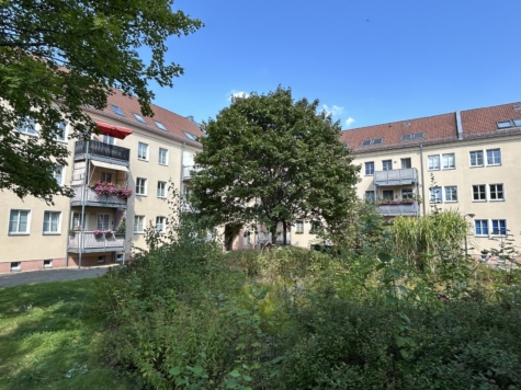 Zentrumsnahe 2-Raum-Whg.! Tageslichtbad, Balkon mit Blick ins Grüne; Vermietet! - Außenanlage (14390)