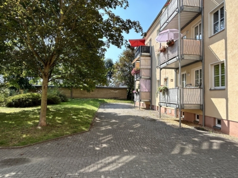 Zentrumsnahe 2-Raum-Whg.! Tageslichtbad, Balkon mit Blick ins Grüne; Vermietet! - Rückansicht (14392)