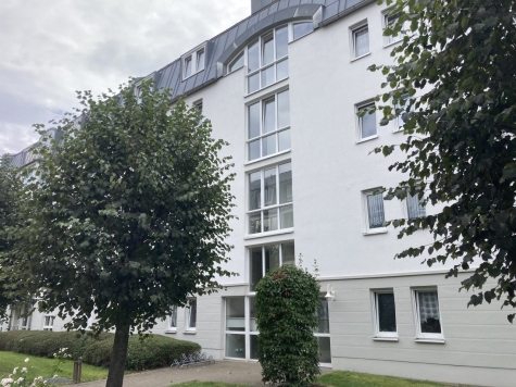 Ab 01.08.26! 1-Raum WE mit Balkon, Einbauküche und Tiefgaragenstellplatz in ruhiger Seitenstraße - Hausansicht (5585)