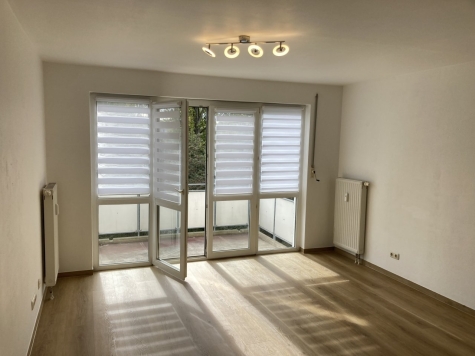 Ab 01.08.26! 1-Raum WE mit Balkon, Einbauküche und Tiefgaragenstellplatz in ruhiger Seitenstraße - Wohnzimmer (5593)