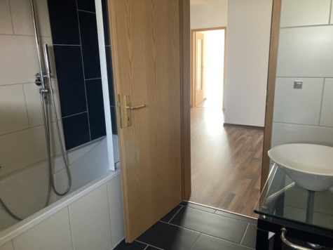 Zentrumsnahe 3-Raumwohnung mit goßer Dachterrasse und Stellplatz! - Tageslichtbad, Wanne (9691)