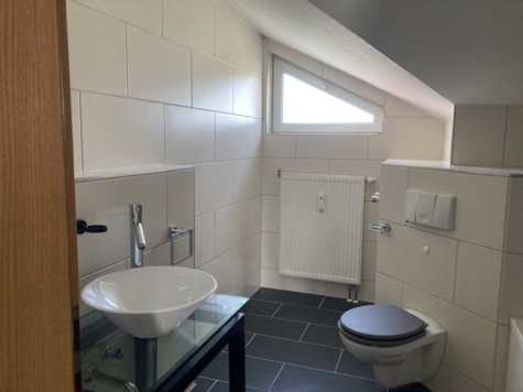 Zentrumsnahe 3-Raumwohnung mit goßer Dachterrasse und Stellplatz! - Tageslichtbad, Wanne (9690)