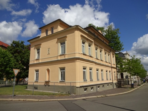 Zentrumsnahe 3-Raumwohnung mit goßer Dachterrasse und Stellplatz! - Hausansicht (9687)