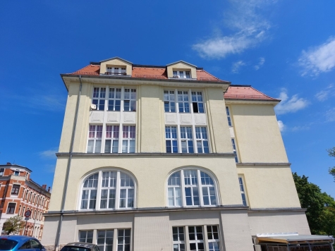 Attraktives Apartement in ehemaliger Textilfabrik, mit Aufzug, zentrumsnah, Denkmalschutz! - seitliche Gebäudeansicht (717)