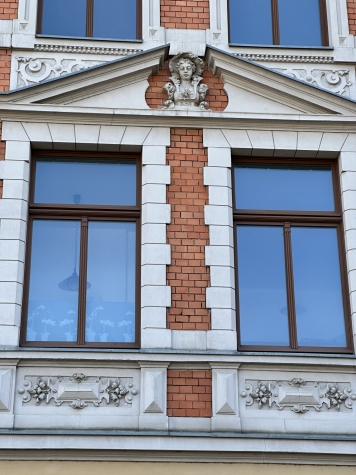 Schöne 3-Raum-Wohnung in Oelsnitz/V., 2. OG. Leerstehend! - Fassade Detail (748)
