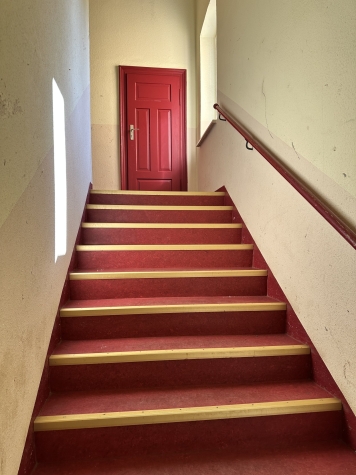 Schöne 3-Raum-Wohnung in Oelsnitz/V., 2. OG. Leerstehend! - Hausaufgang (745)