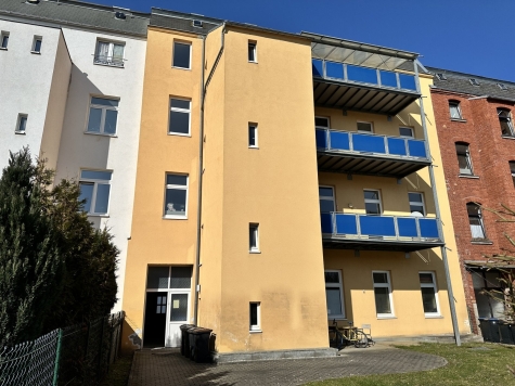 Schöne 3-Raum-Wohnung in Oelsnitz/V., 2. OG. Leerstehend! - Rückansicht (747)