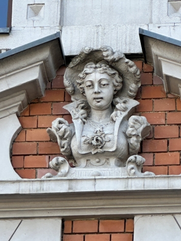 Schöne 3-Raum-Wohnung in Oelsnitz/V., 2. OG. Leerstehend! - Fassade Detail 2 (749)