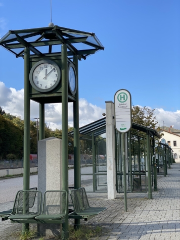 Schöne 3-Raum-Wohnung in Oelsnitz/V., 2. OG. Leerstehend! - Bahnhofsuhr (753)