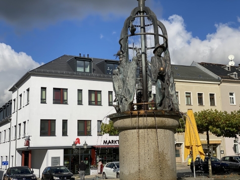 Schöne 3-Raum-Wohnung in Oelsnitz/V., 2. OG. Leerstehend! - Brunnen (751)