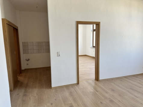 Schöne 3-Raum-Wohnung in Oelsnitz/V., 2. OG. Leerstehend! - Wohnzimmer mit Kochnische (740)