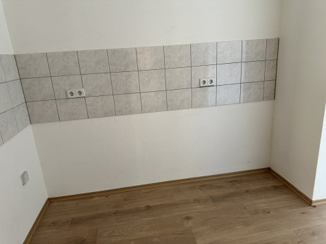 Schöne 3-Raum-Wohnung in Oelsnitz/V., 2. OG. Leerstehend! - Kochnische (741)